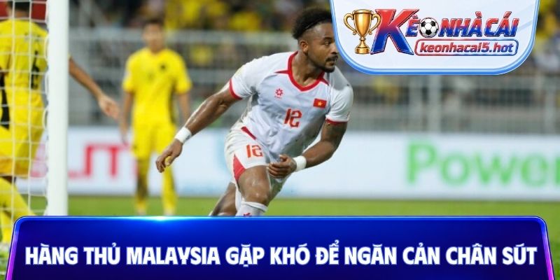 Hàng thủ Malaysia gặp khó để ngăn cản chân sút