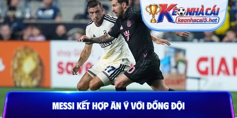Messi kết hợp ăn ý với đồng đội